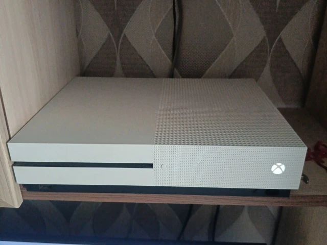 Продам Xbox one s , два геймпада, подписка Xbox game pass до марта 27 года , цена 15000...