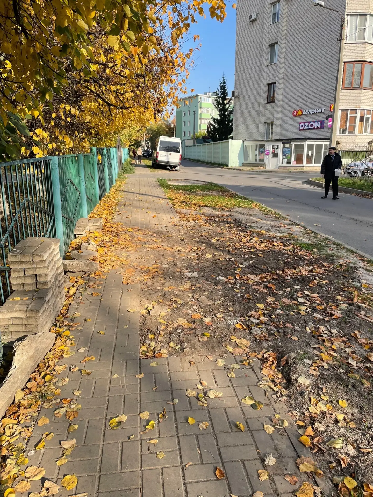 Здравствуйте! Опубликуйте пожалуйста! Возле входа в школу 27 уже полтора месяца не могу...