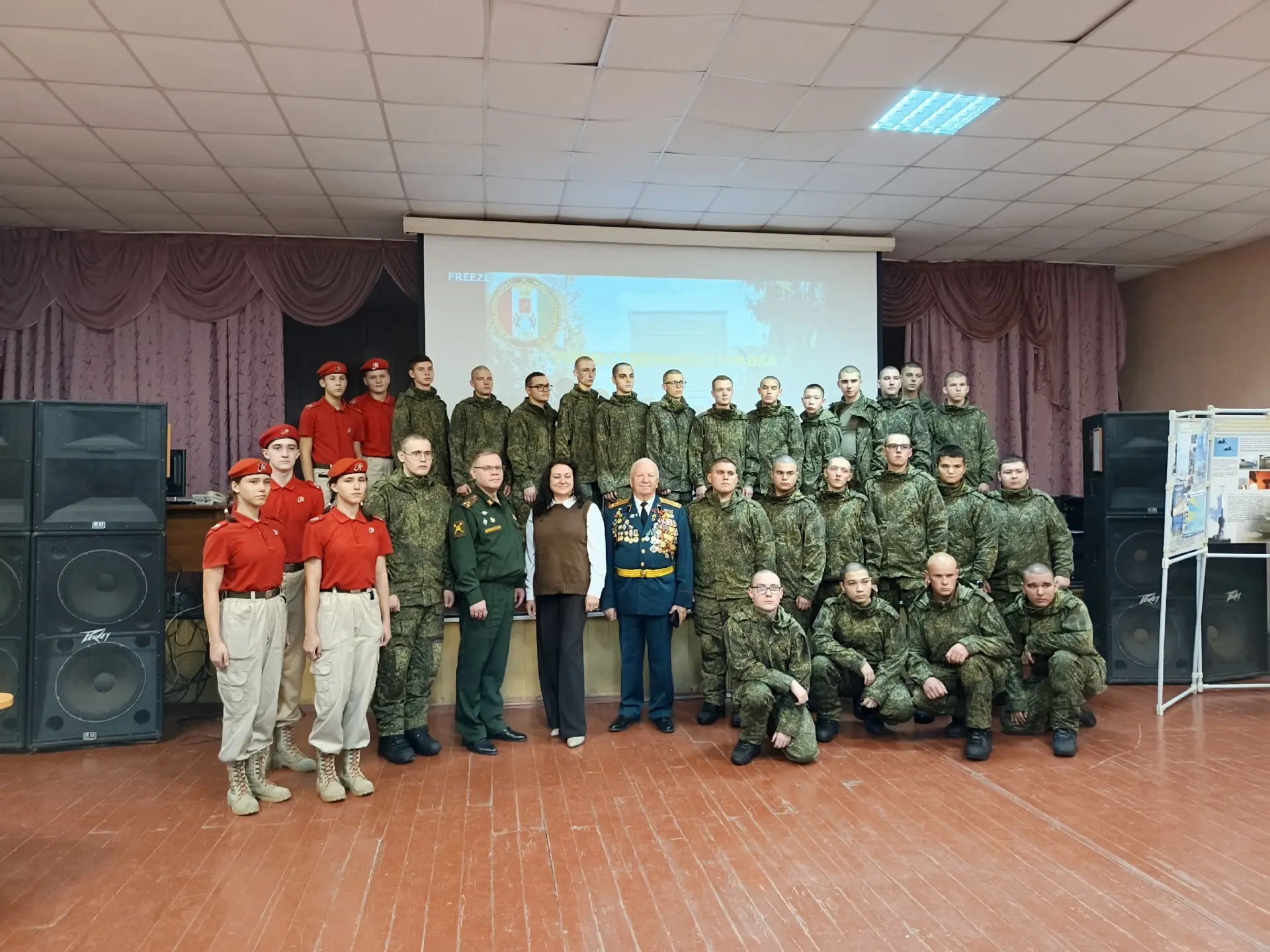 🇷🇺 Сегодня юнармейцы нашей школы побывали в военкомате, где приняли участие в провода...