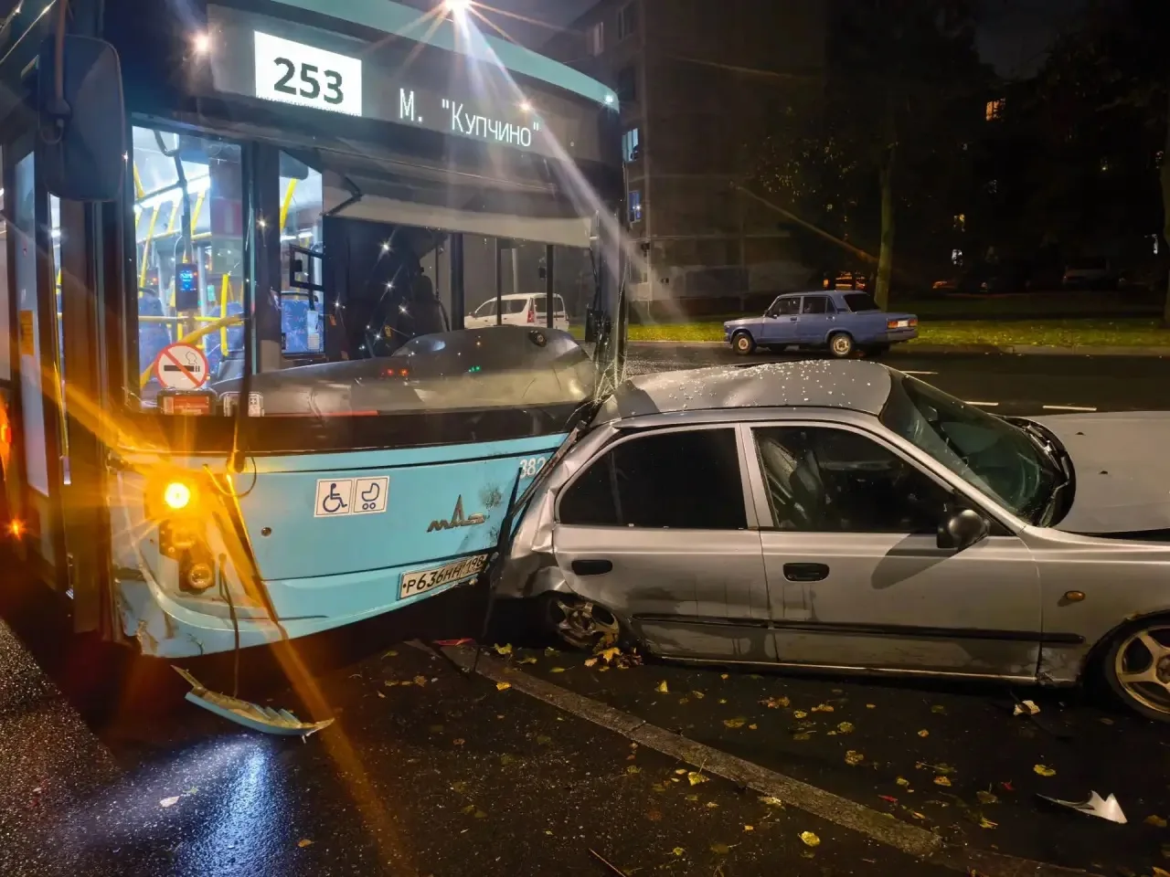 🚌Ночью на Седова, 109 произошло ДТП с участием автобуса №253 и нескольких легковых авт...