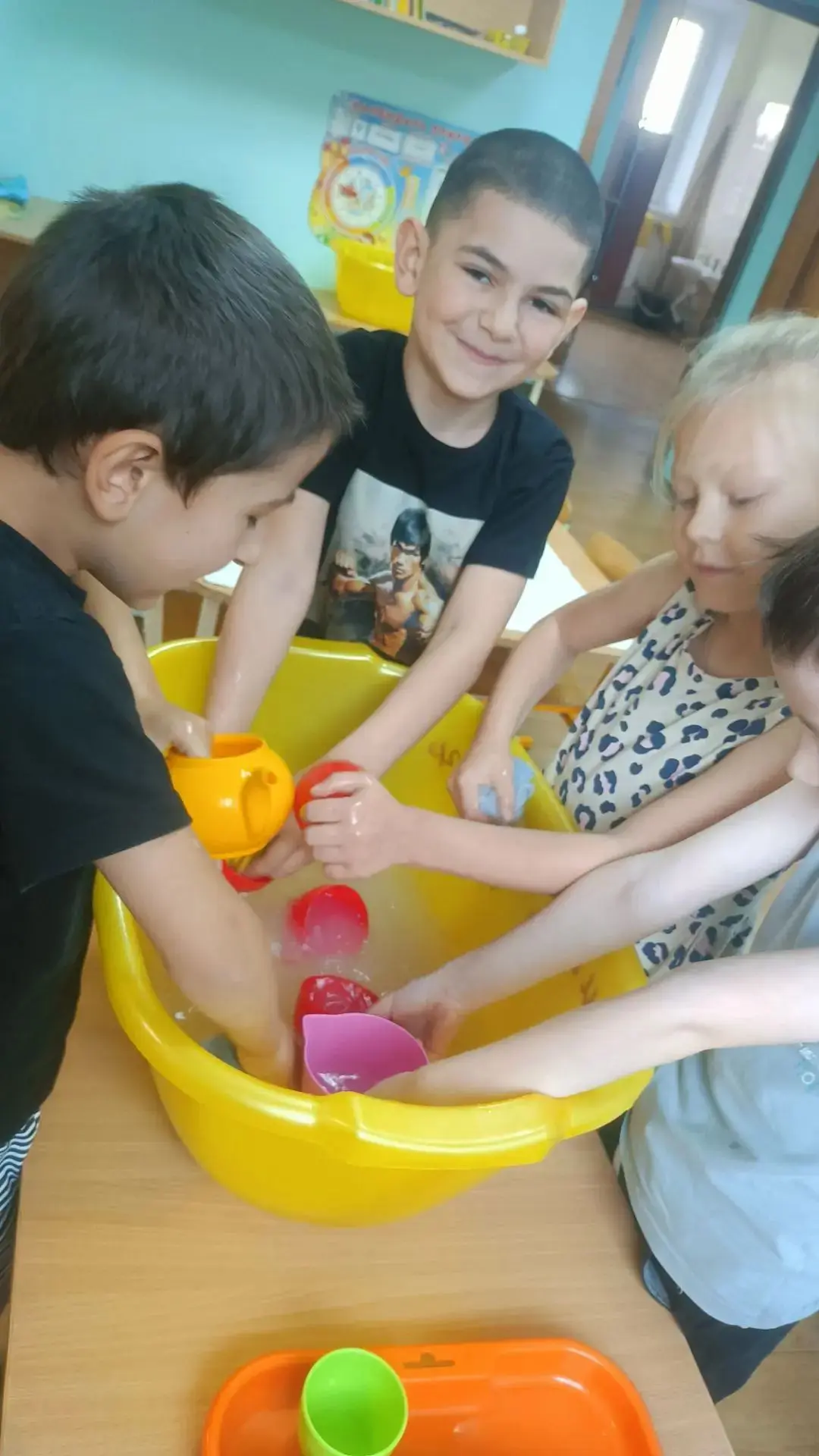 💦💧Сегодня в подготовительной группе «Семицветик» был настоящий трудовой десант! Наши ...