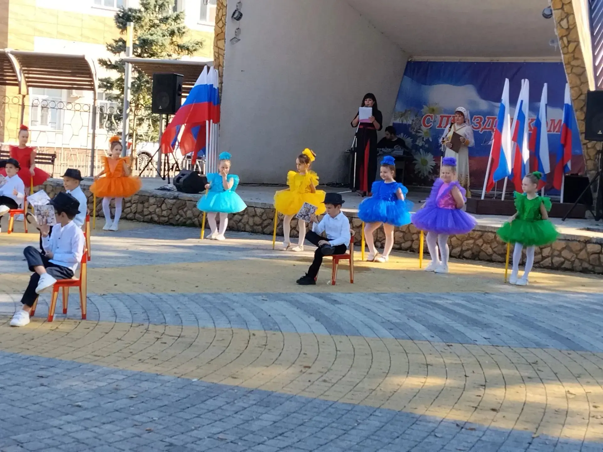 Сегодня в сквере имени А.П. Гайдара - настоящая праздничная атмосфера: звучит музыка, д...