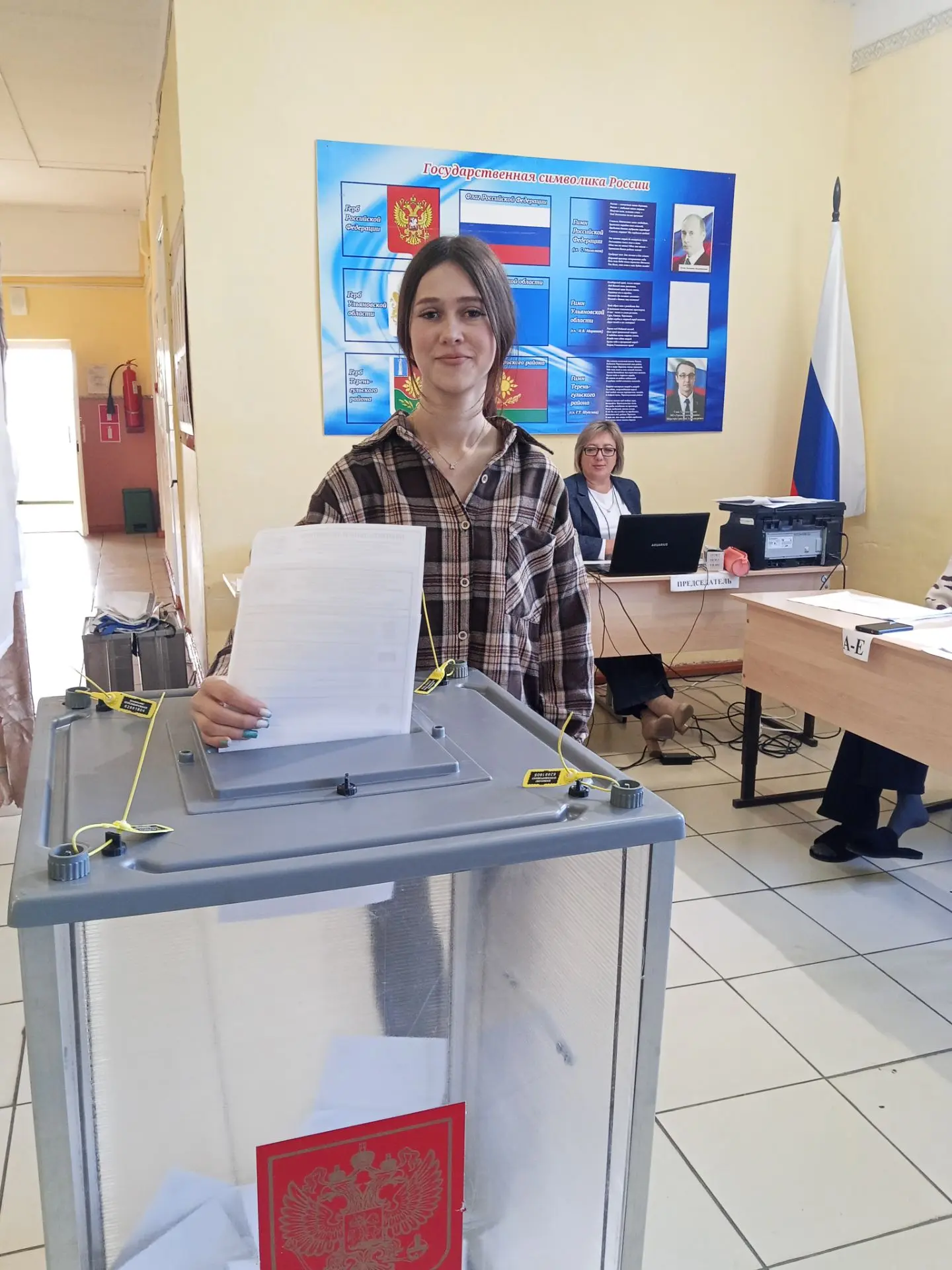 Выпускники нашей школы впервые делают свой выбор, голосуя на избирательном участке.