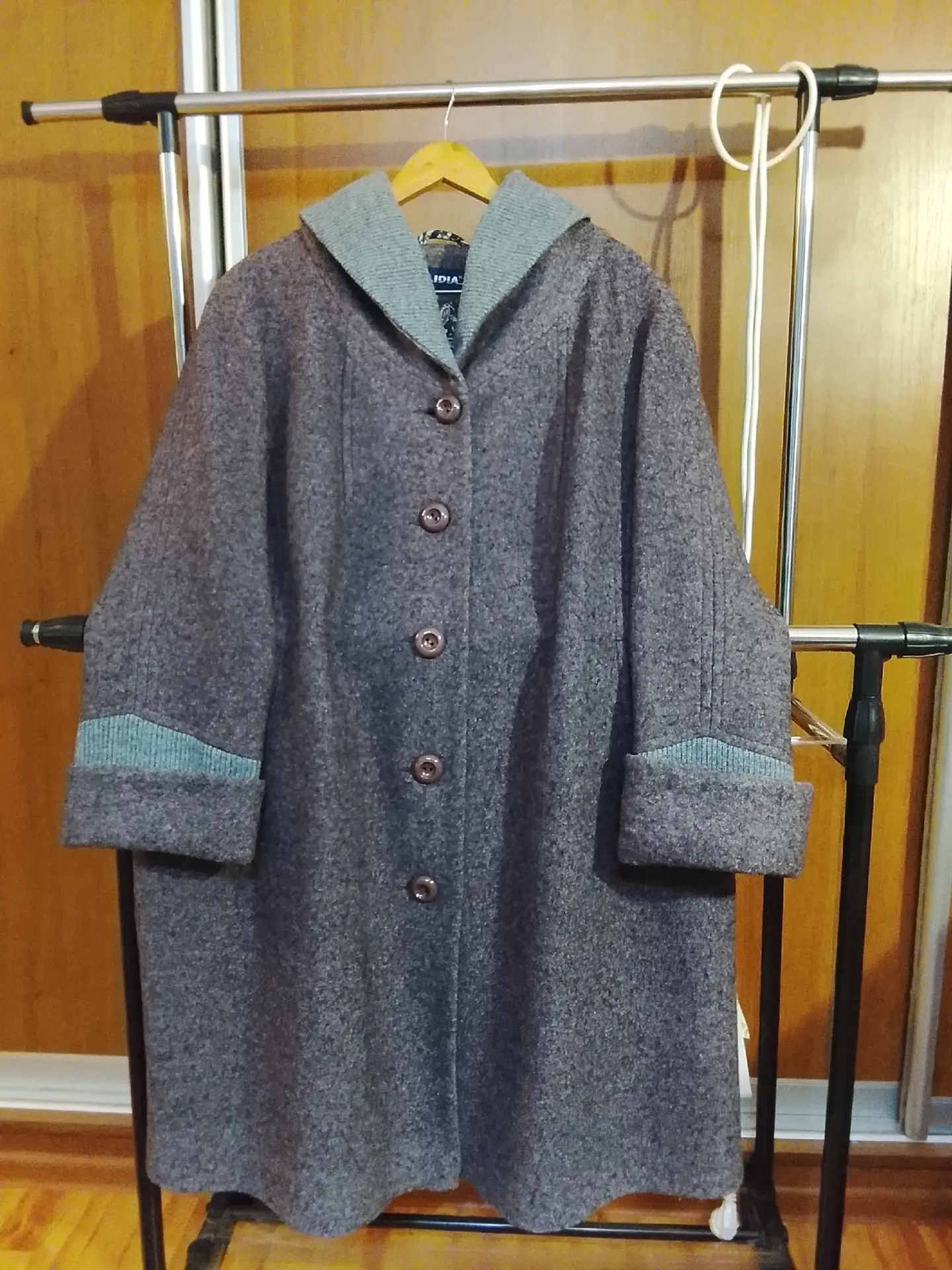 ПРОДАМ! Женское пальто.Весна-осень.Кашемир.Трапеция.Размер 56-58.Цена 1500 рублей.Плащ ...