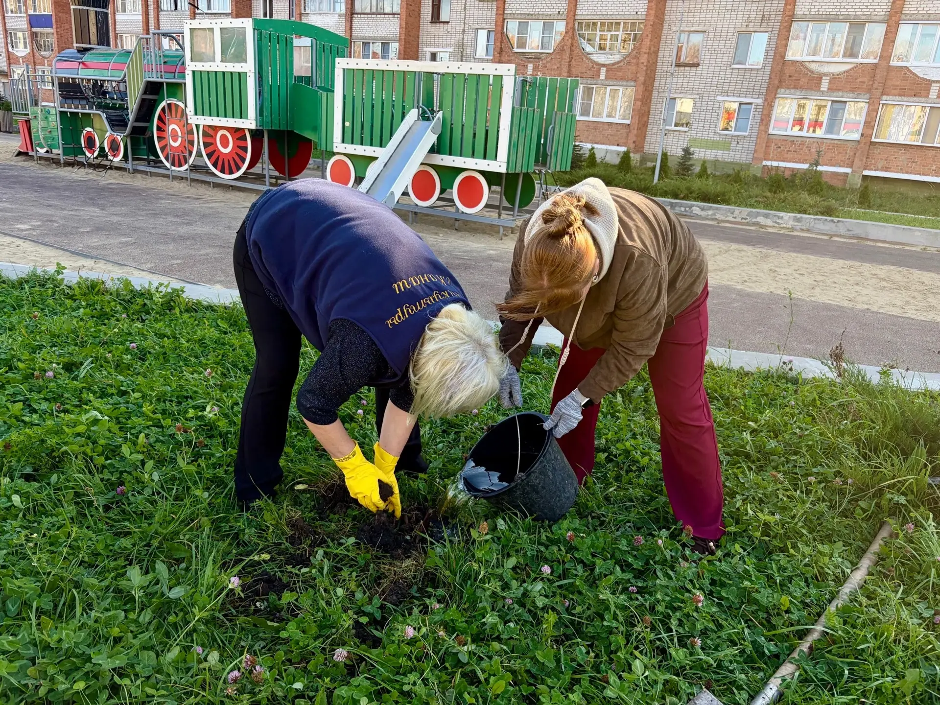 🌸 В парк «12 путей» в Канаше доставили первую партию саженцев для экологической акции ...