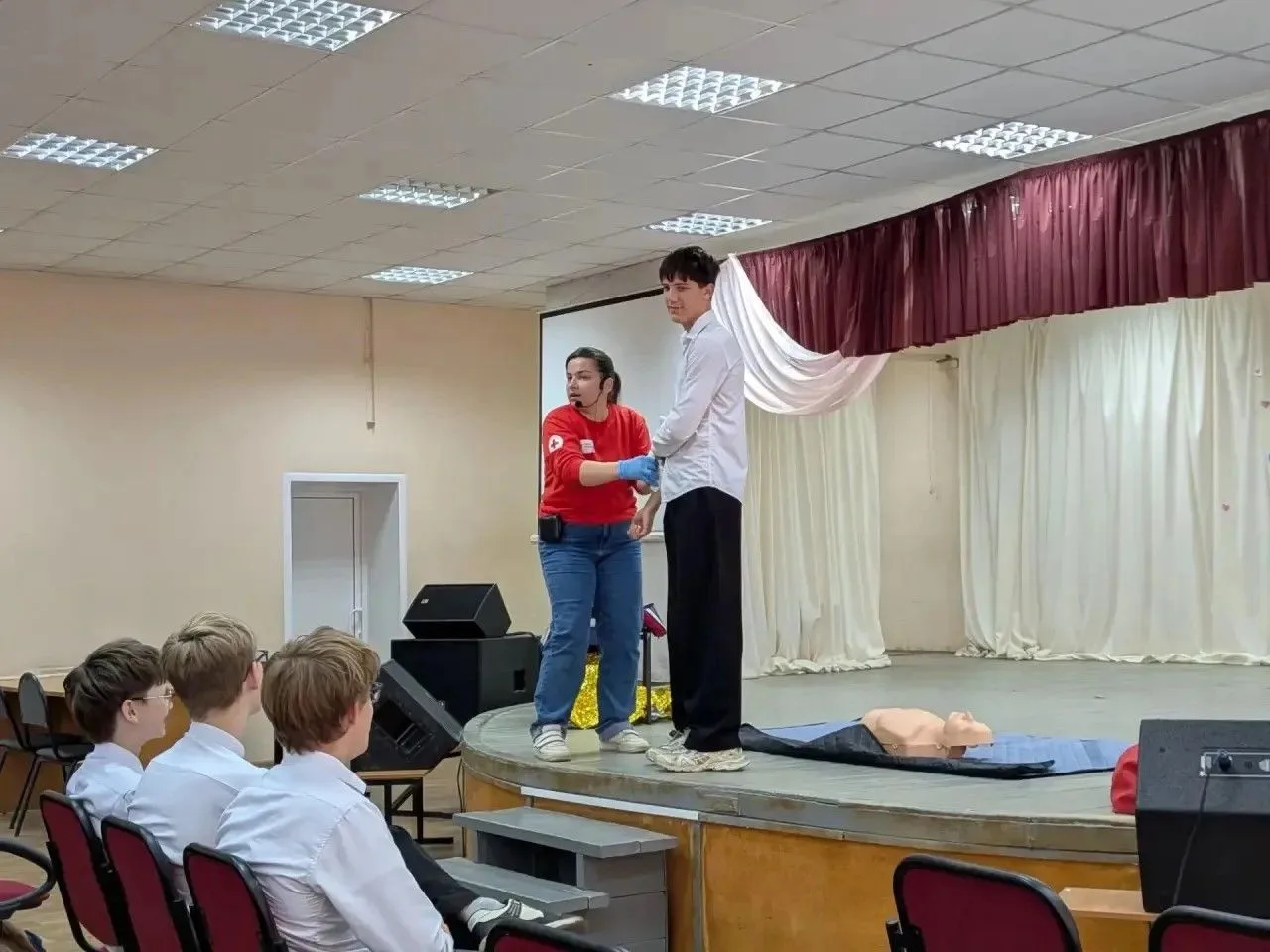 🚑 Уроки мужества и безопасности: мастер-класс по первой помощи в школе №8