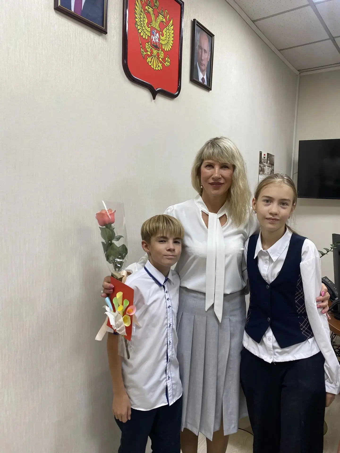 Ученики подготовили особые слова благодарности для тех, кто посвятил школе много лет.