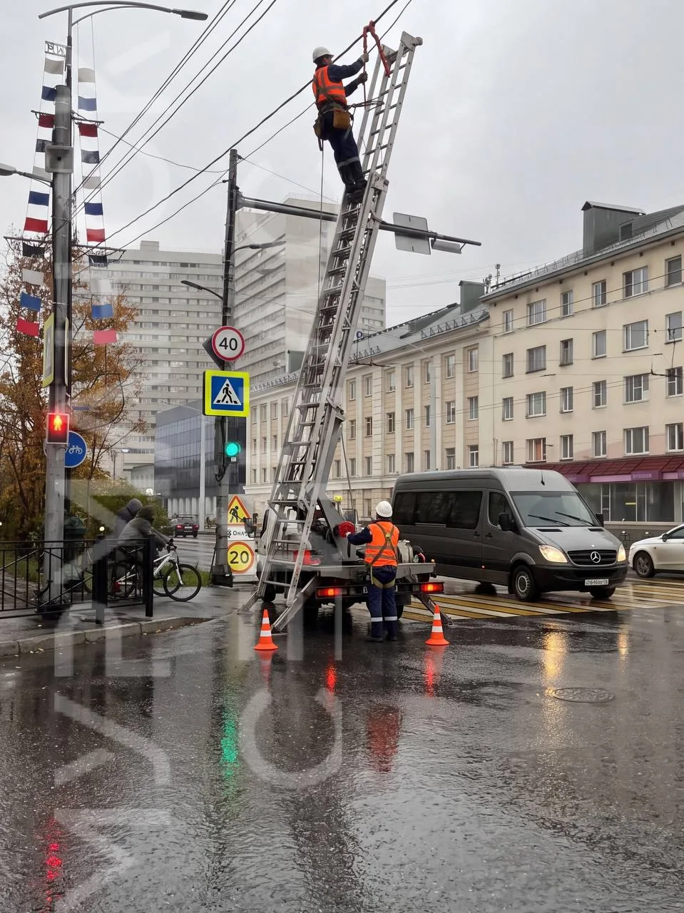 Сильный ветер в Мурманске оборвал провода наружного освещения