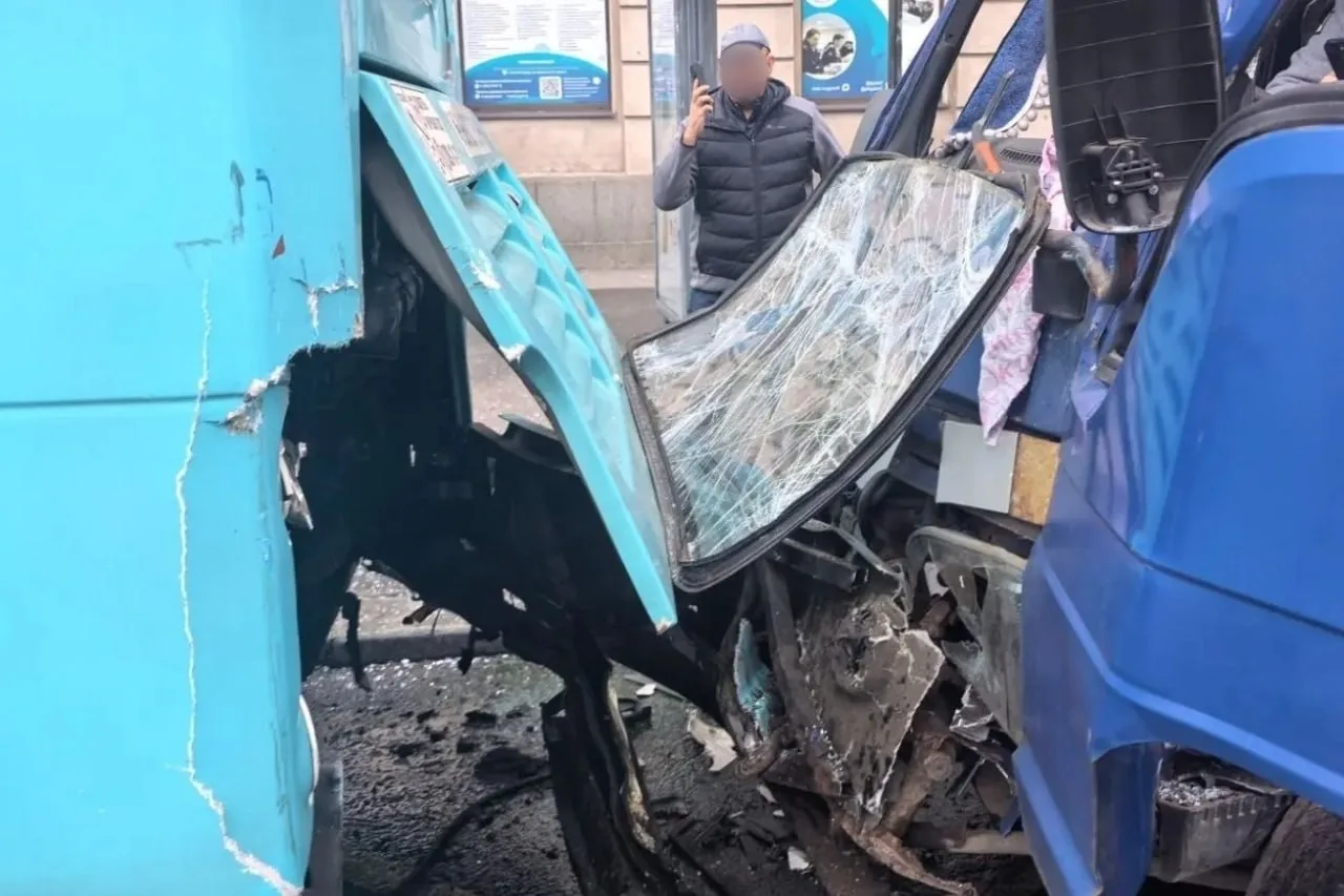 В Петербурге росгвардейцы перекрыли дорогу ради спасения зажатого в кабине водителя