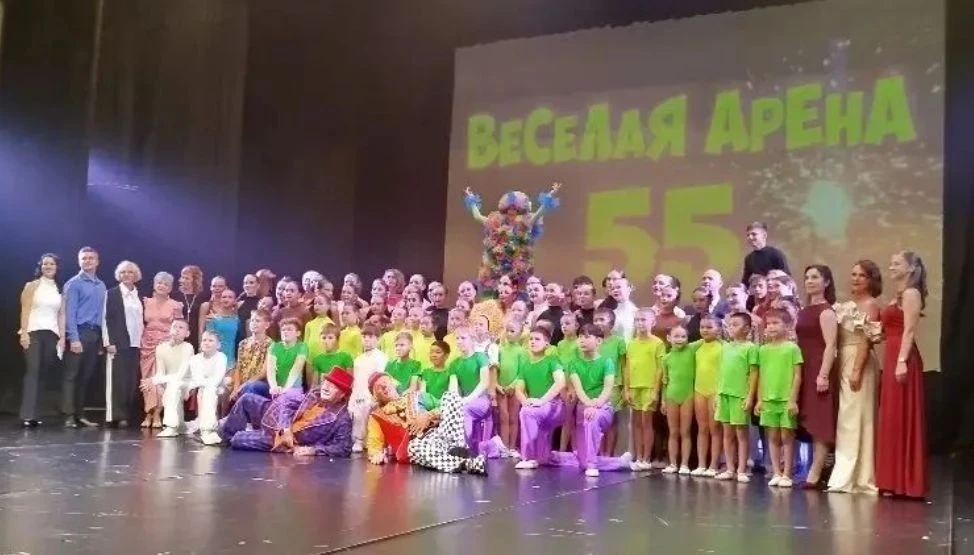 Ярко и феерично отметил вчера свой юбилей цирковой коллектив «Весёлая арена»! Праздник ...