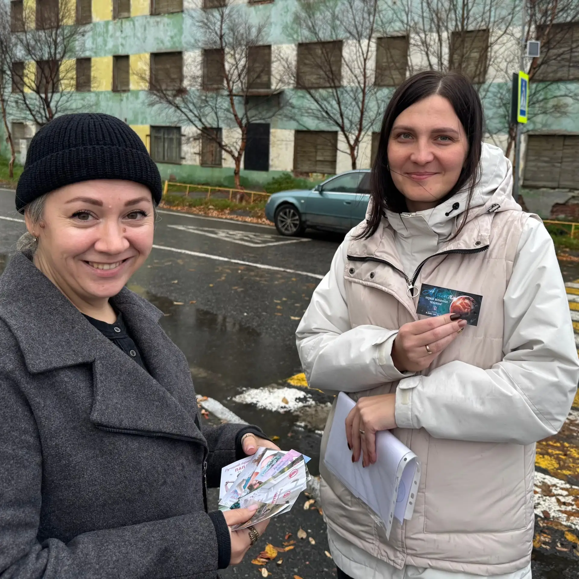 На улицах поселка Оленья Губа прошла просветительская акция «Сердце мамы — источник люб...