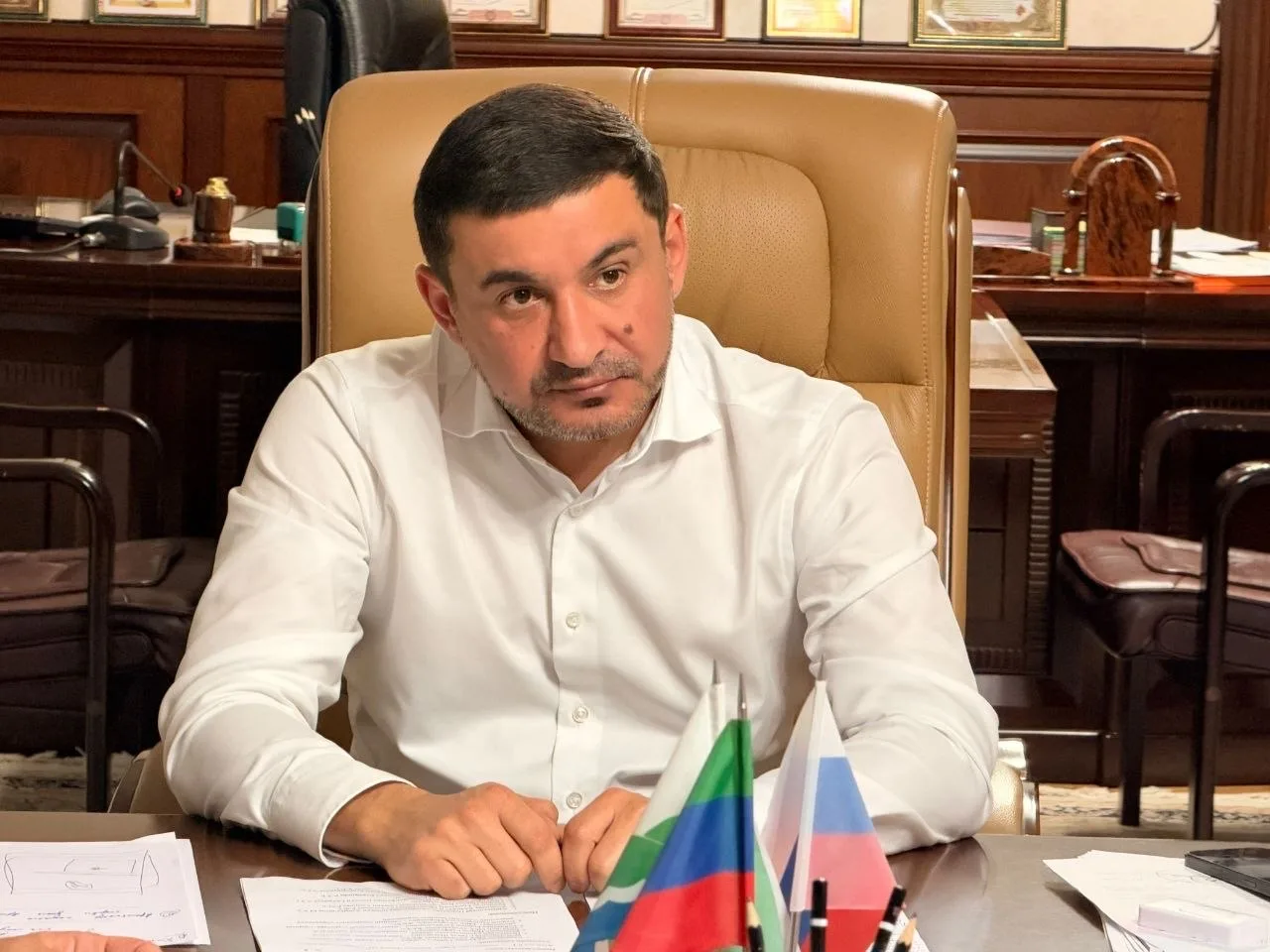 Глава Дербентского района Эльман Аллахвердиев провел рабочее совещание, посвященное обе...