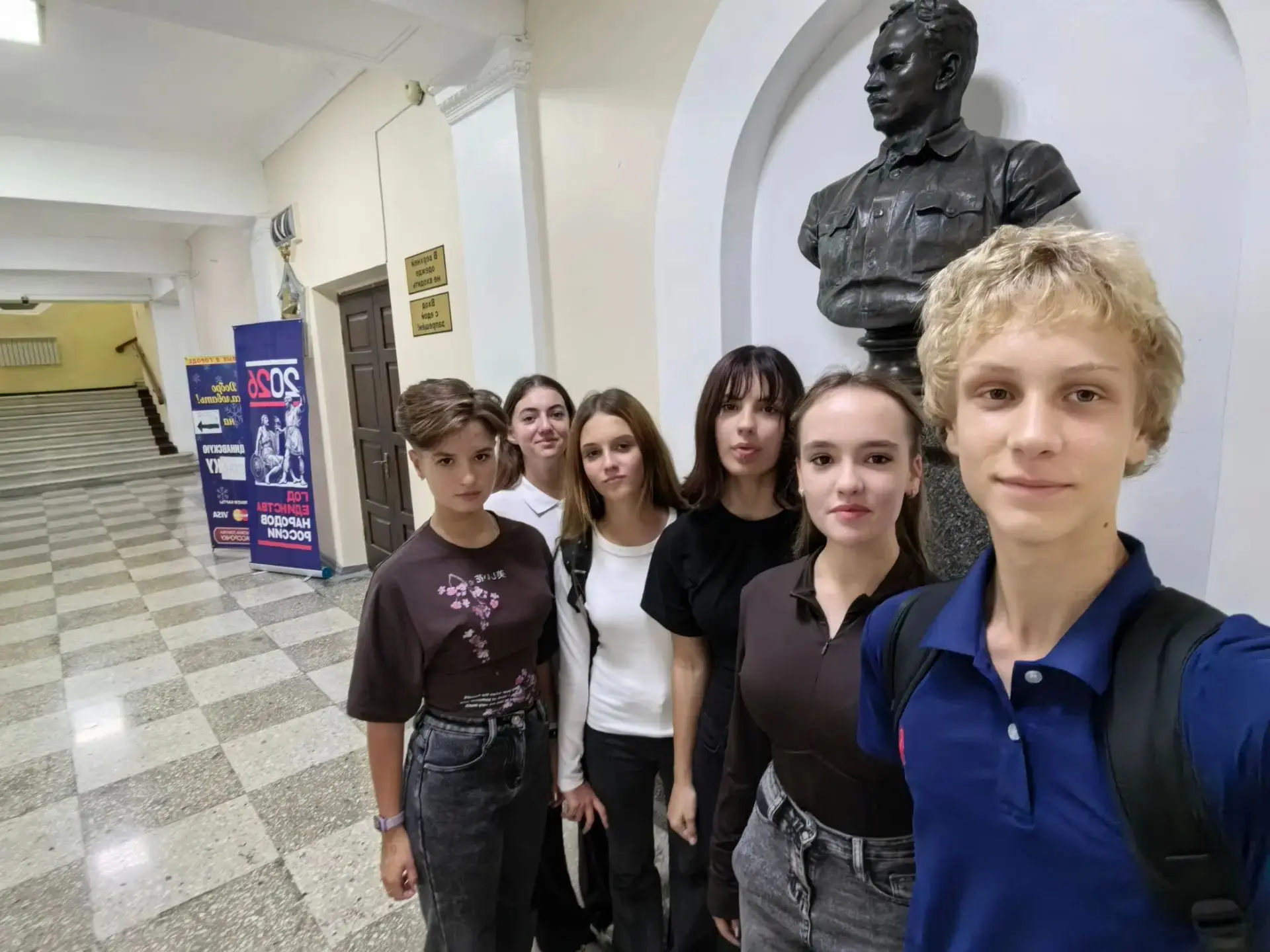 🎭 Наши учащиеся приняли участие в волонтёрской помощи на интерактивном шоу детского те...