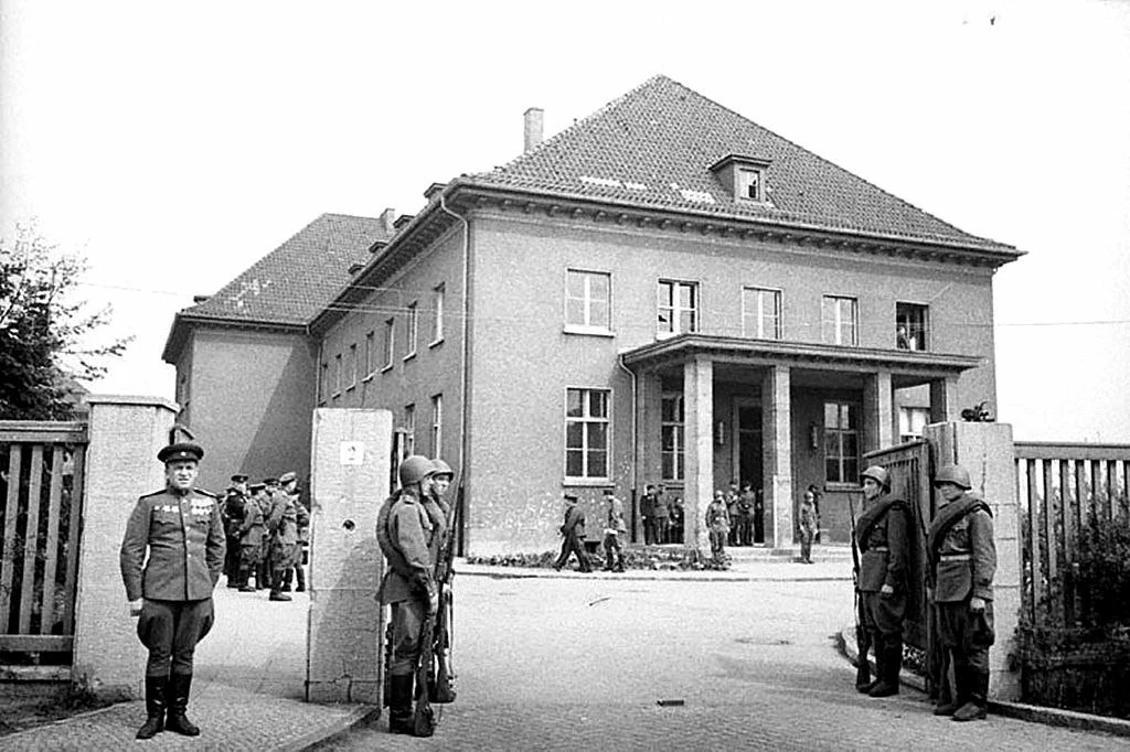 Здание немецкого военно-инженерного училища в Карлсхорсте, где проводилась церемония по...