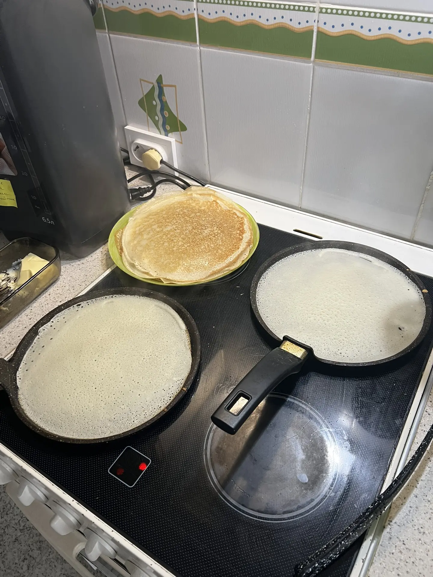 Сегодня решила на завтрак нажарить блинчики🤗 Хотели вчера, но уже было поздно😊