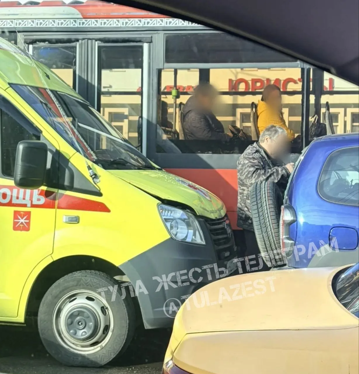 ❗️В Заречье, возле Сатурна, водитель скорой помощи врезался в легковушку