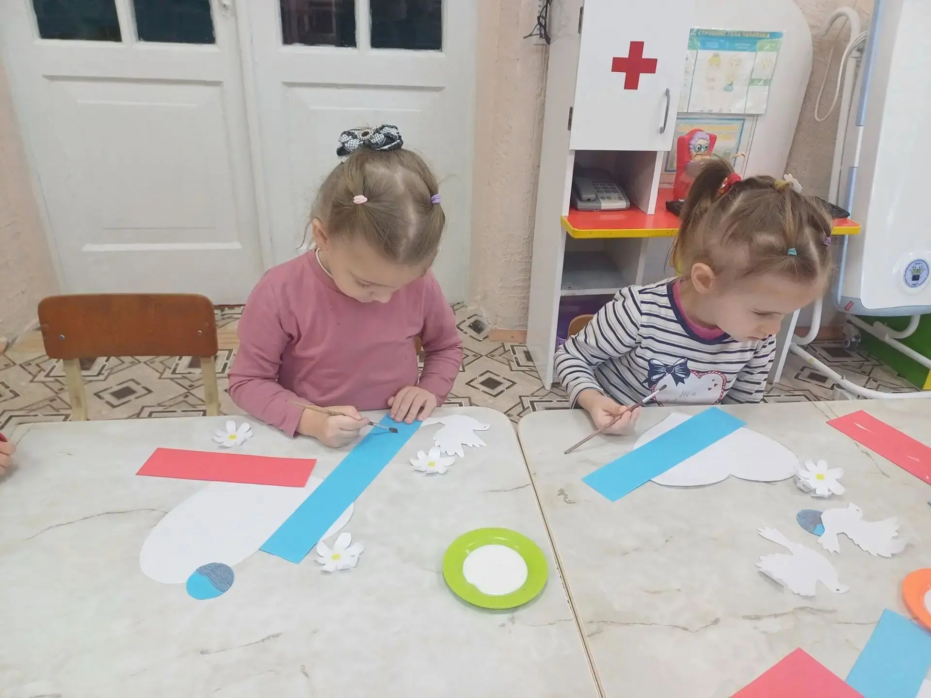 Маленькие ручки — большое чувство единства! 💛В младшей группе ребята создали аппликаци...