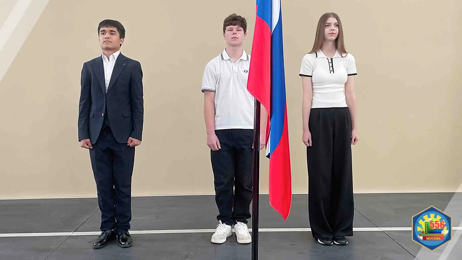 ✨ 🇷🇺 Учебная неделя в нашей школе началась церемонией вноса и установки флага Российс...