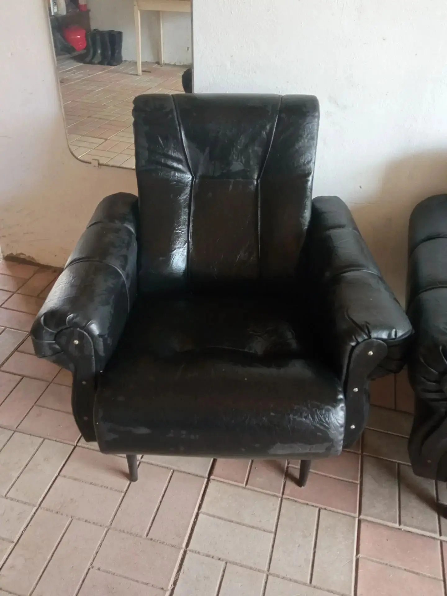 Продам кожаный диван и 2 кресла. 10.000