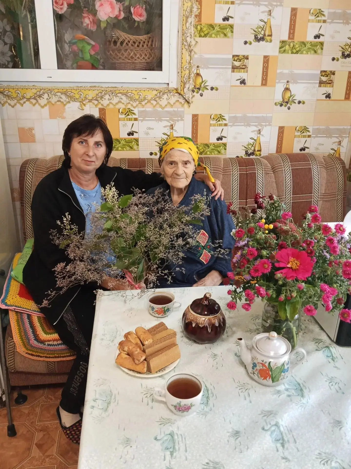 В международный день пожилого человека социальные работники МБУ Верхнедонского района «...