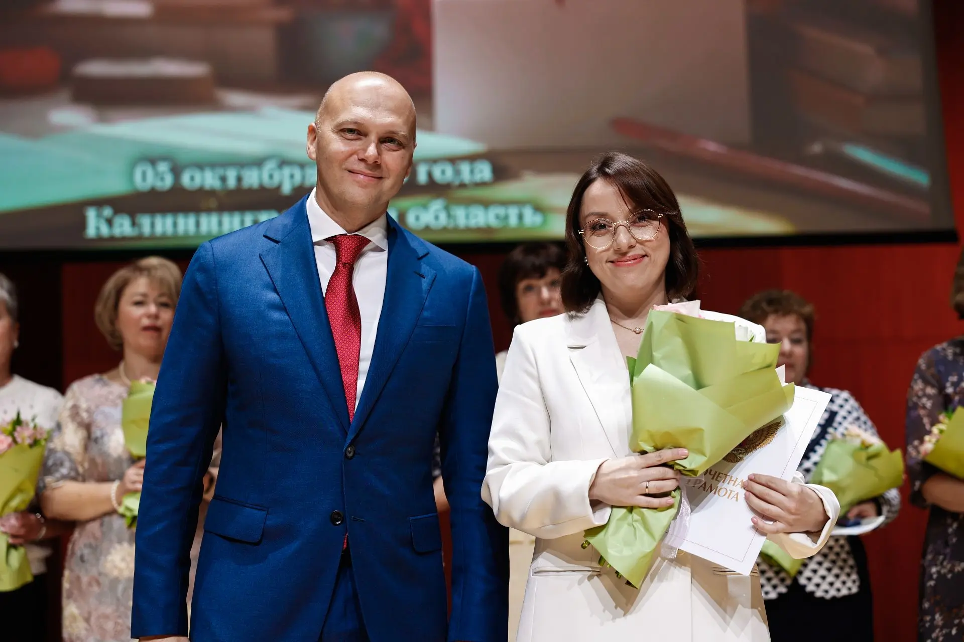 Накануне Дня учителя в Калининграде губернатор Алексей Беспрозванных вручил награды пед...