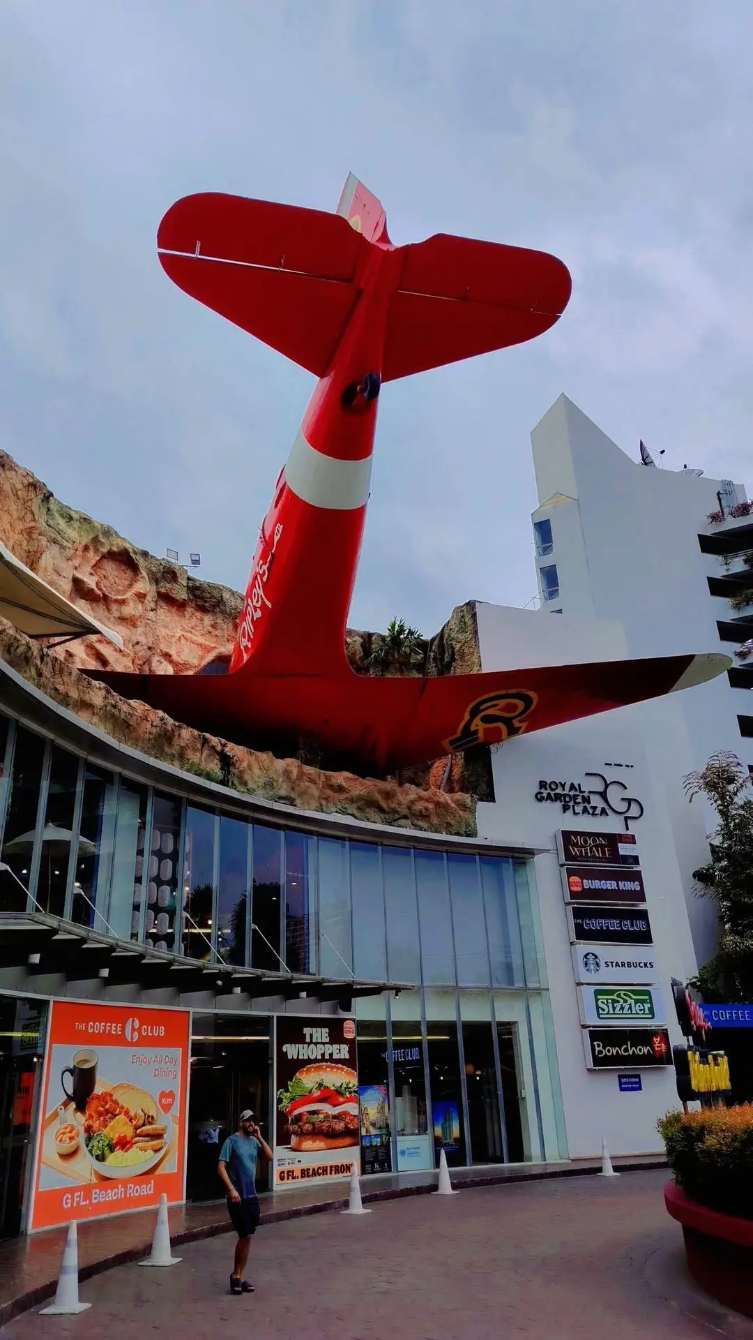 ✈️ Кто помнит, сколько лет этот самолёт «торчит» в Royal Garden Plaza Pattaya? 😄