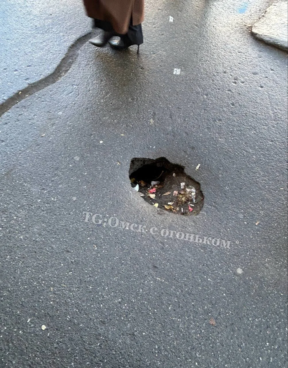 На остановке голубой огонек уже скоро откроется вход в метро 🚇
