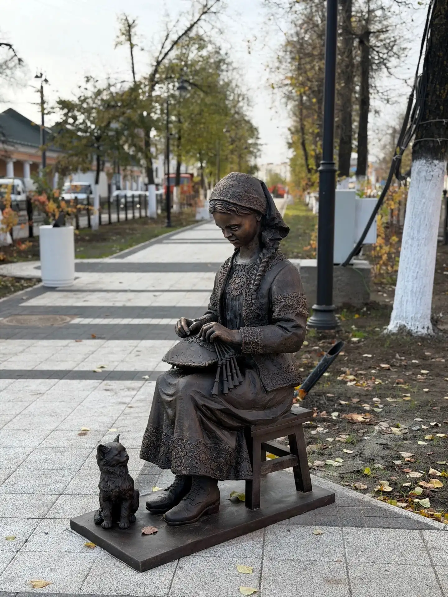 Ещё один памятник. В Вологде на улице Мира установили скульптуру девочки‑кружевницы. У ...