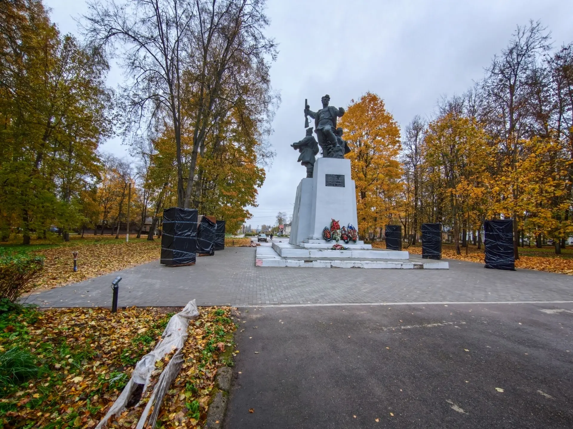 У памятника партизанам установили осветительные приборы, уложили плитку и появились нов...