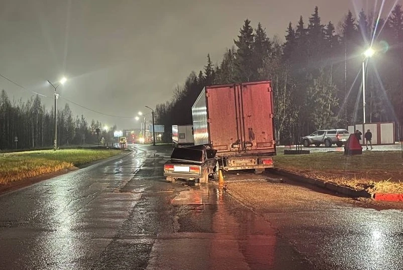 В Сыктывкаре водитель ВАЗа влетел в припаркованную фуру — мужчину увезли в больницу