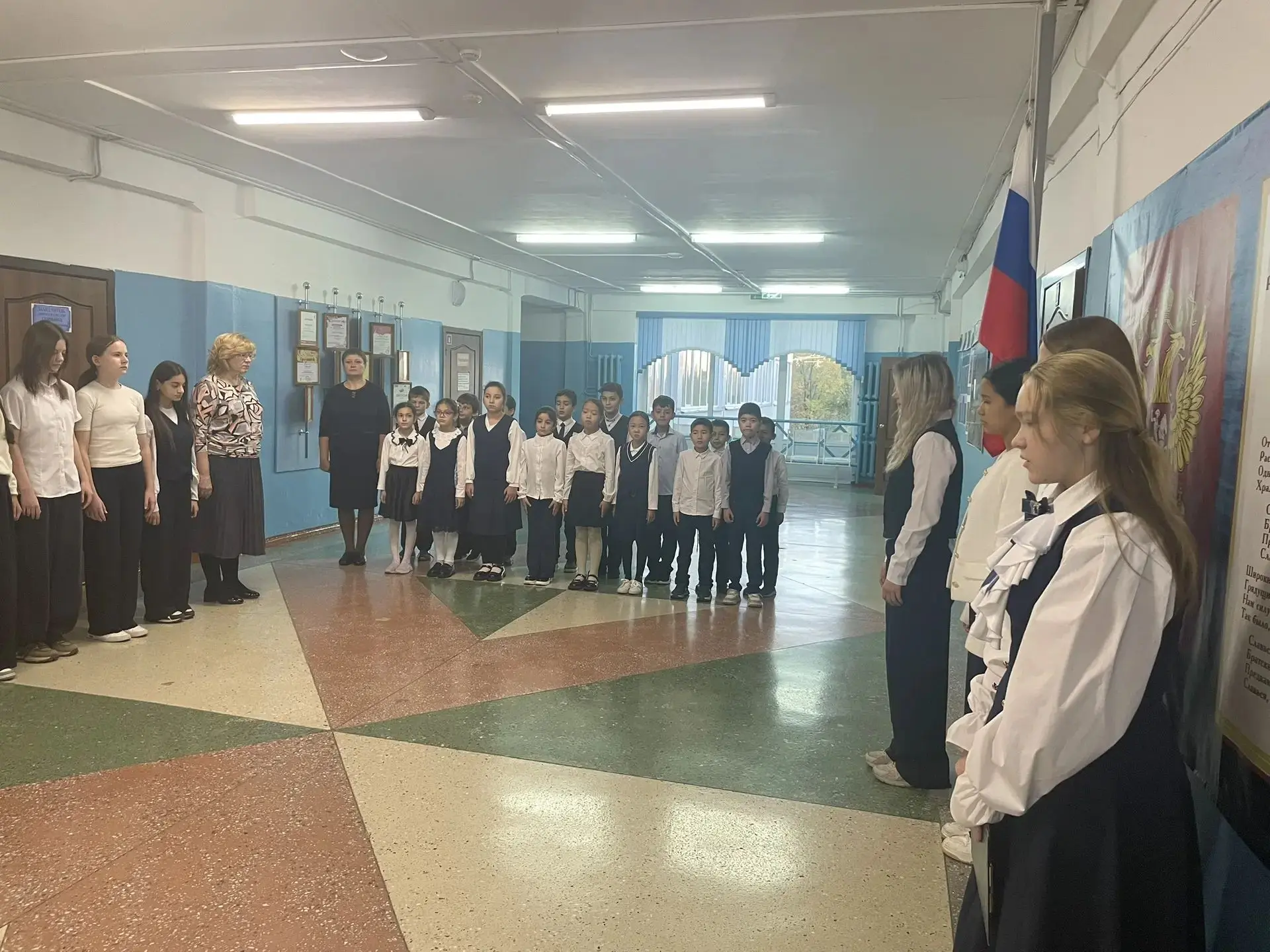 Новая учебная неделя в нашей школе началась с торжественной церемонии поднятия Государс...