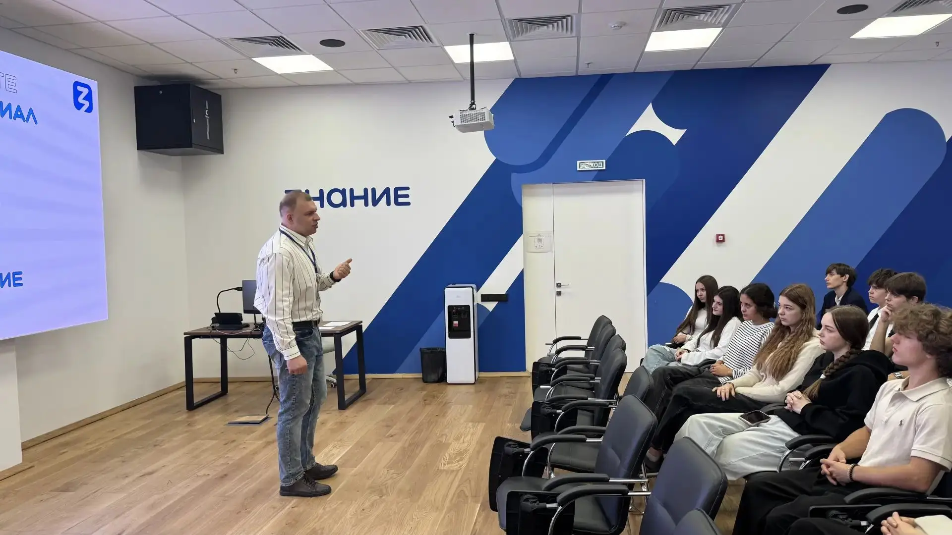 9 октября учащиеся 11 класса и учителя   совершили увлекательное путешествие! Ребята по...