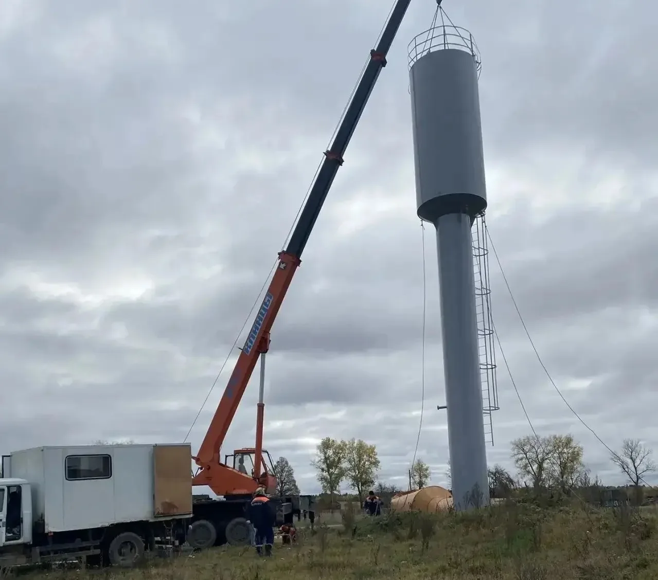 В деревне Жиздринского округа поставили новую водонапорную башню