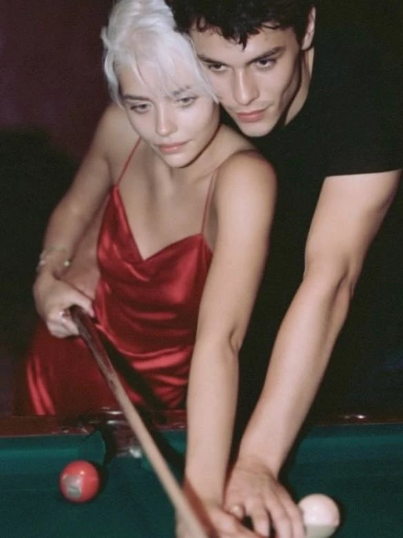 Знакомимся за бильярдным столом, а если повезет, играем на желание! 🎱