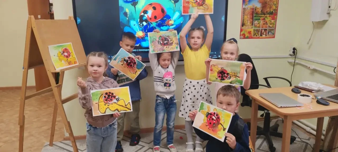 На занятиях в изостудии у Натальи Борисовны Чвановой всегда красочно, шумно и интересно...