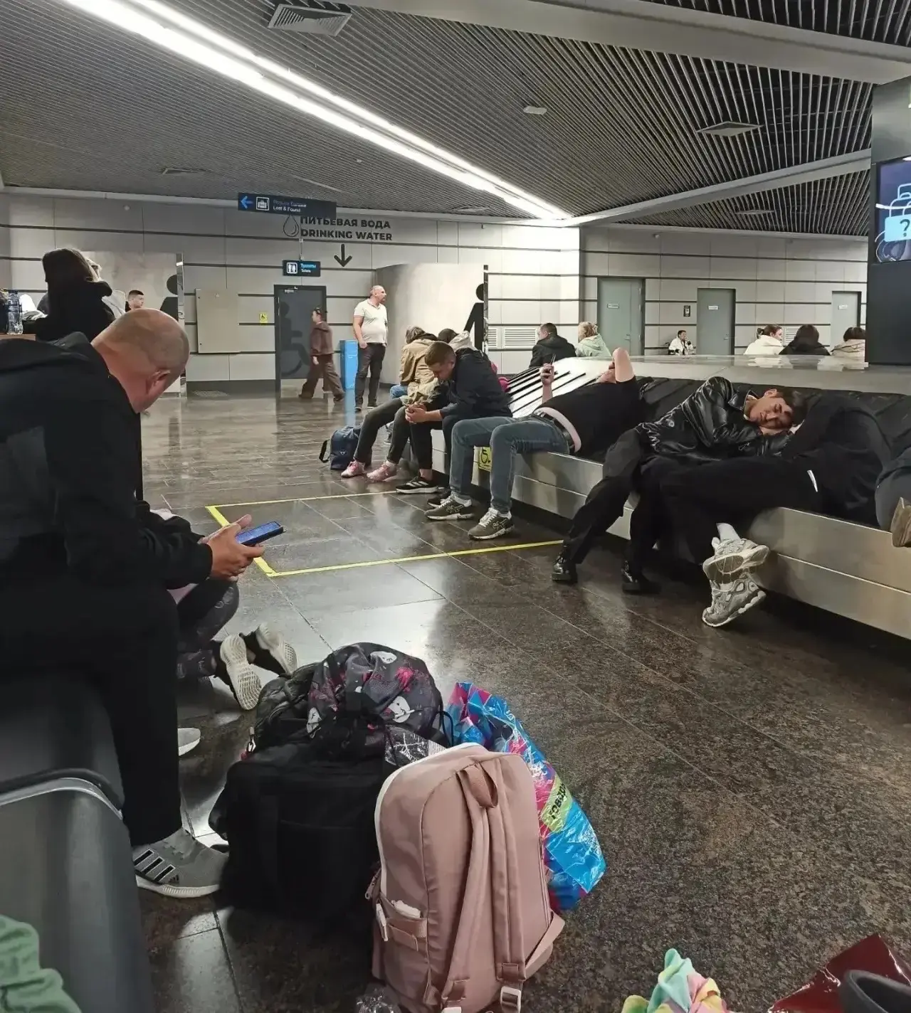 Обломки БПЛА упали на территории аэропорта в Сочи. Со вчерашнего вечера он не принимает...
