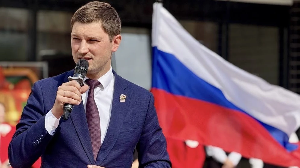 Перевалов вступился за выпускников 9-й школы и их учителя русского языка