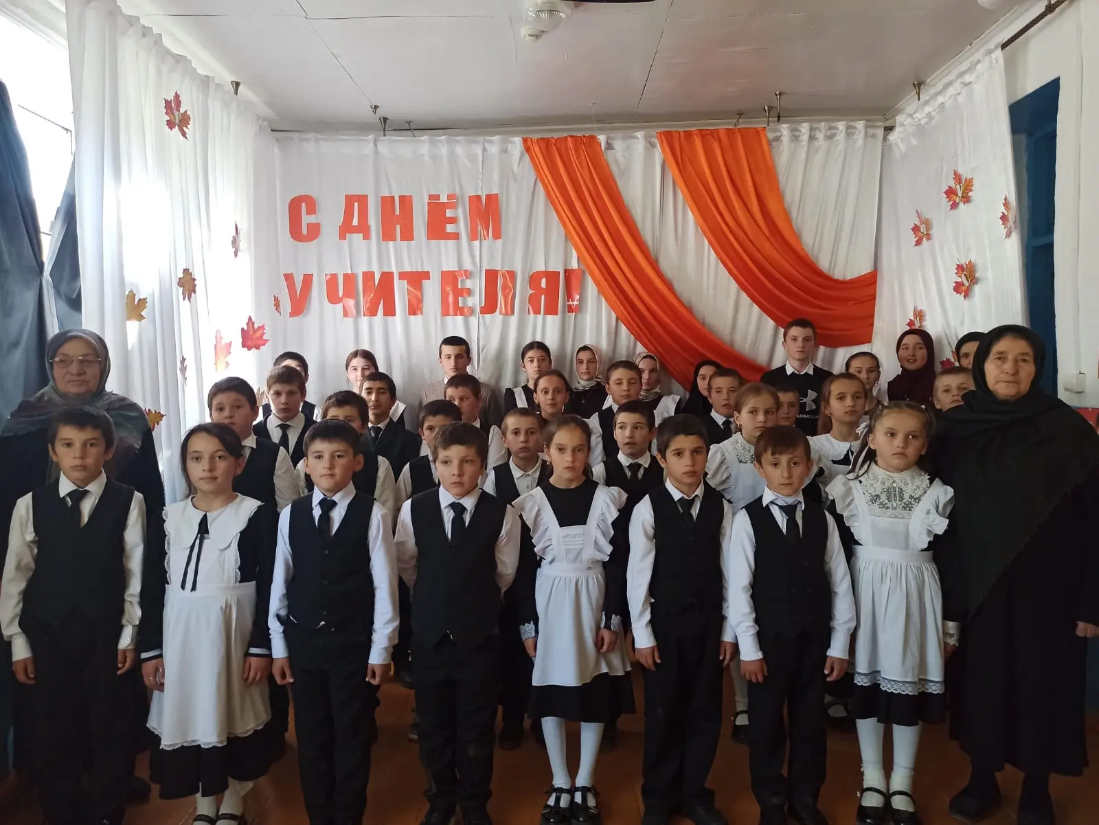 Сегодня работники культуры села Цатаних с большим уважением отметили День учителя.