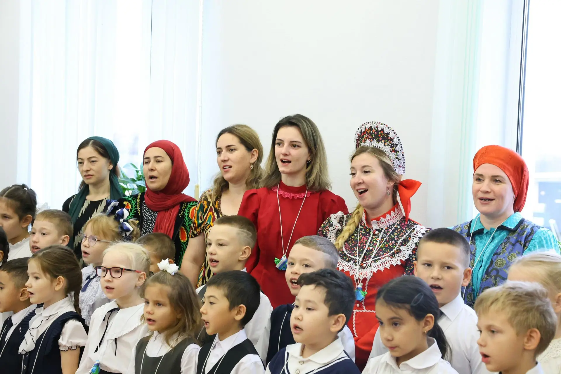 Занятия в школах округа сегодня начались с исполнения гимна НАО