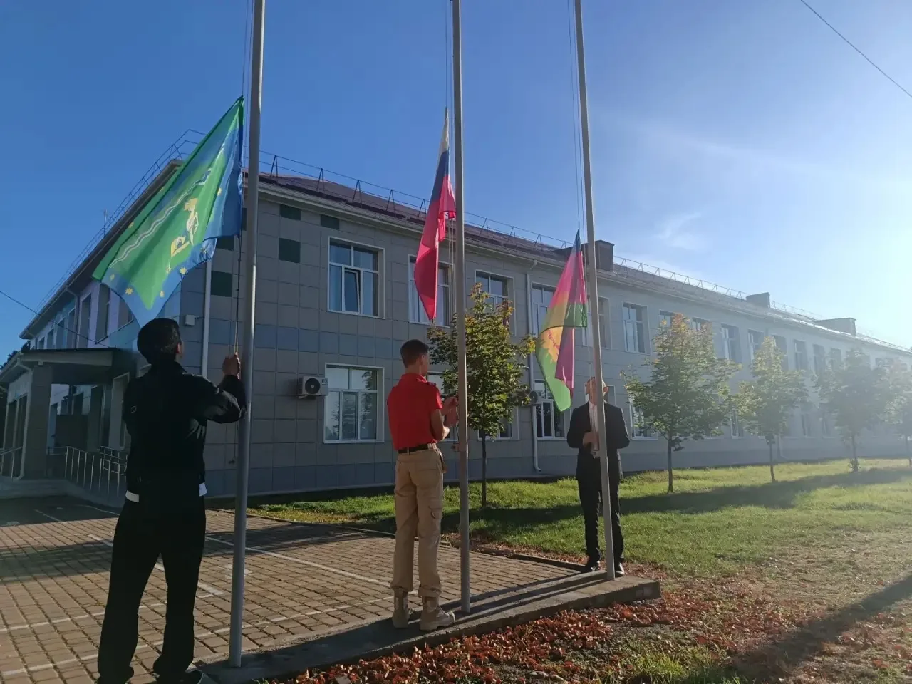 📌 Сегодня в нашей школе состоялась традиционная линейка, посвящённая поднятию флагов и...