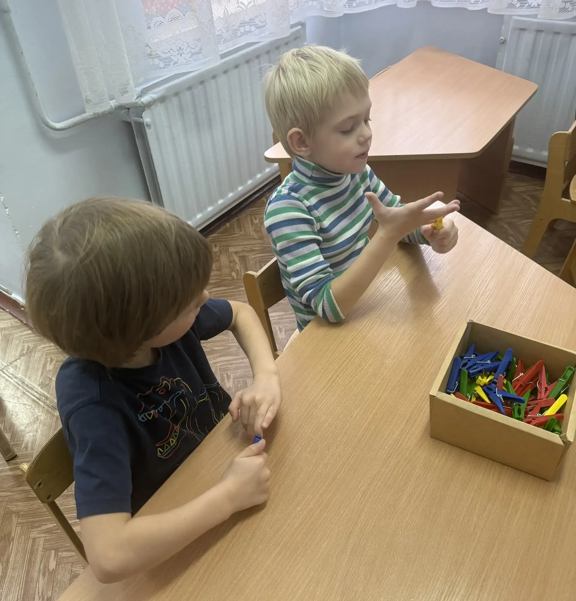 Работа с прищепками- одно из самых эффективных и доступных упражнений для развития мелк...