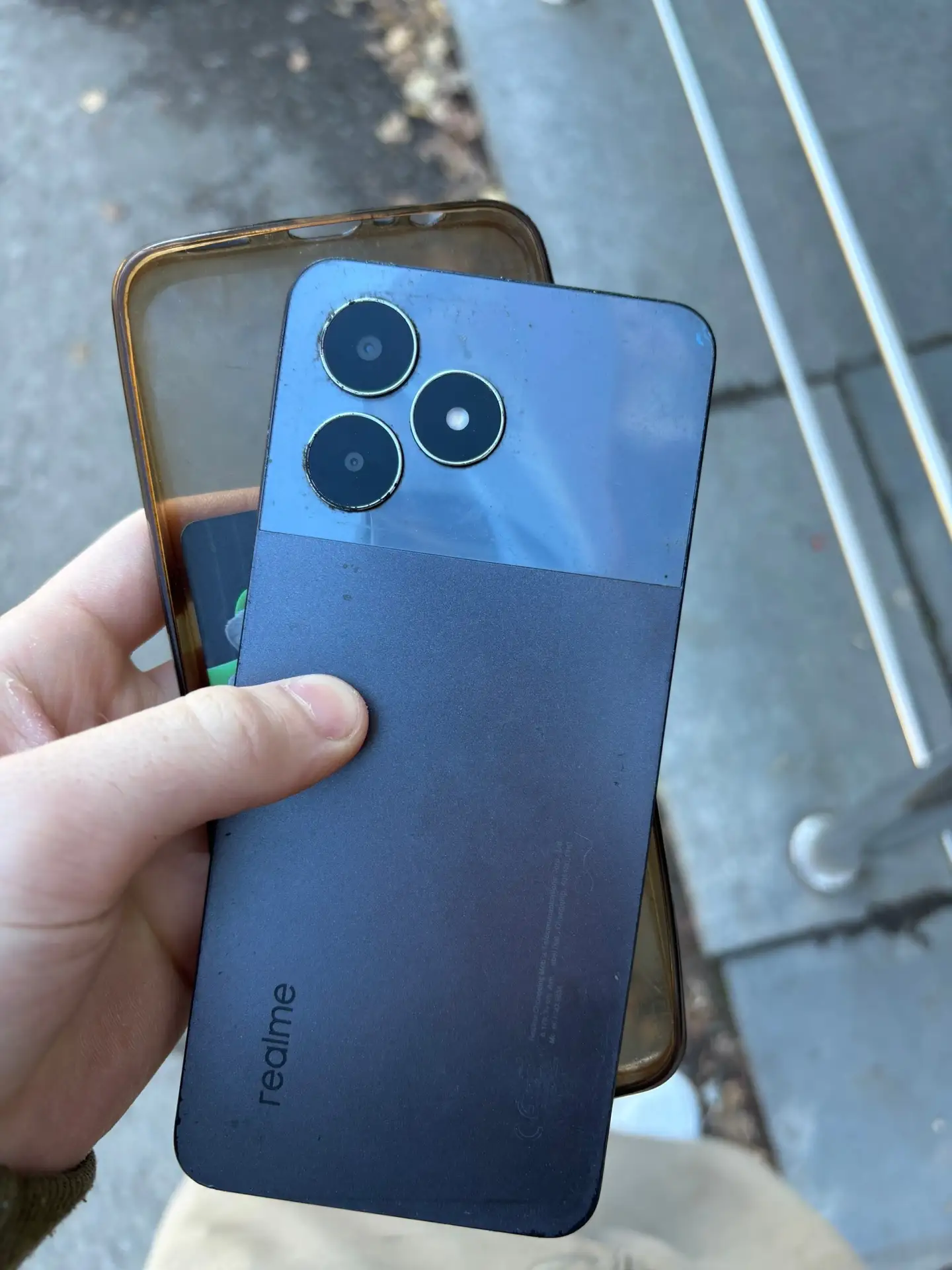 Найден телефон realme около янтаря на тротуаре