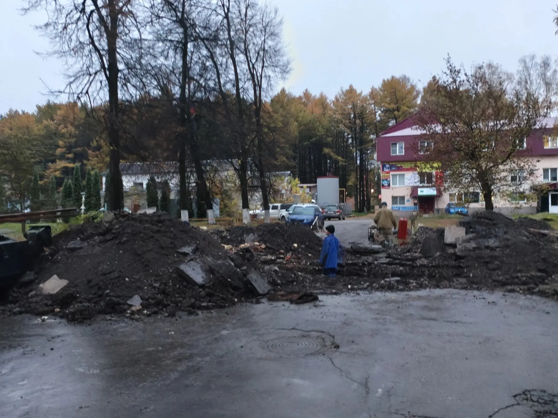 Комсомольская 8, перерыт проезд к дому 8б, все понимают что ведутся работы, но где знак...
