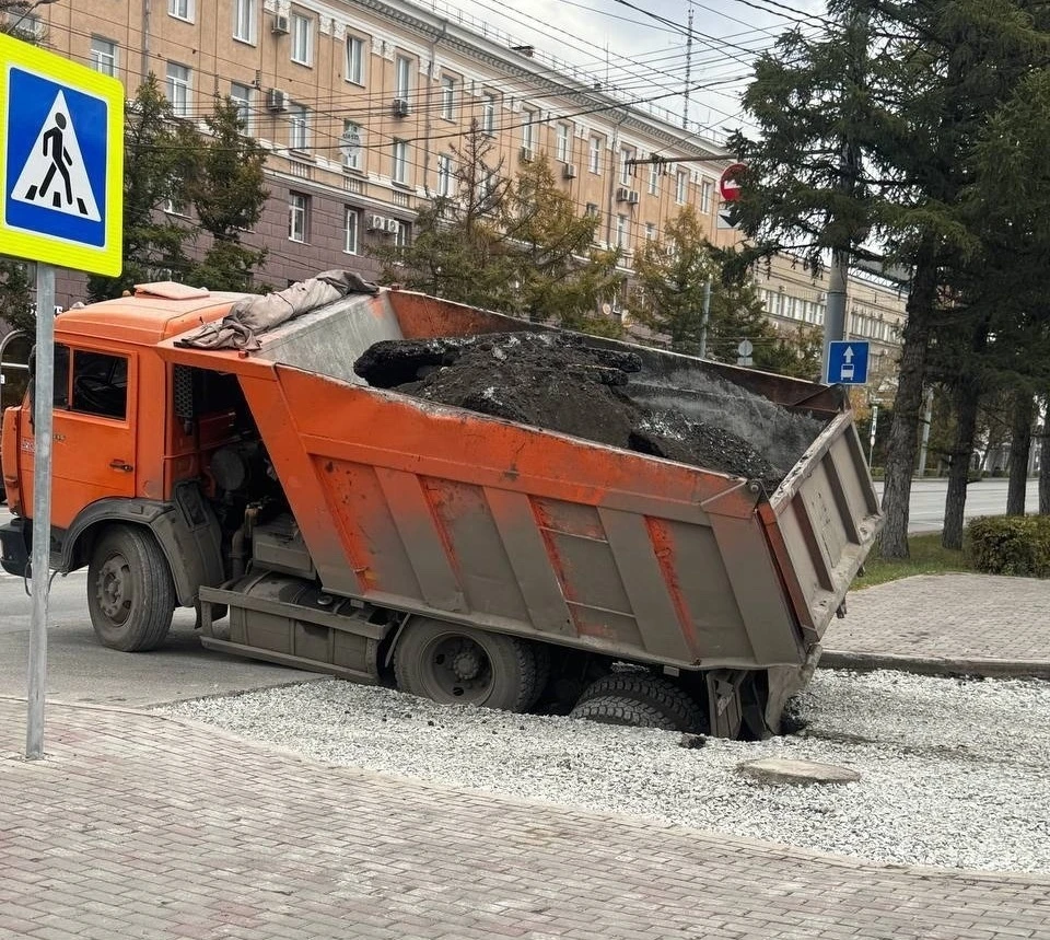 Провалился самосвал на Тарской