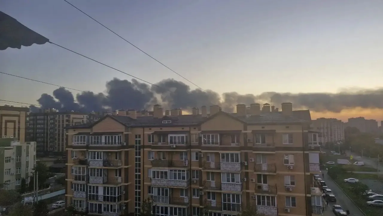 В Ростове на западном уже третий день бушует пожар. Сейчас восточный ветер несёт дым в ...
