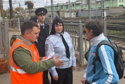 Железнодорожники напомнили саратовцам правила безопасного пересечения путей на велосипе...