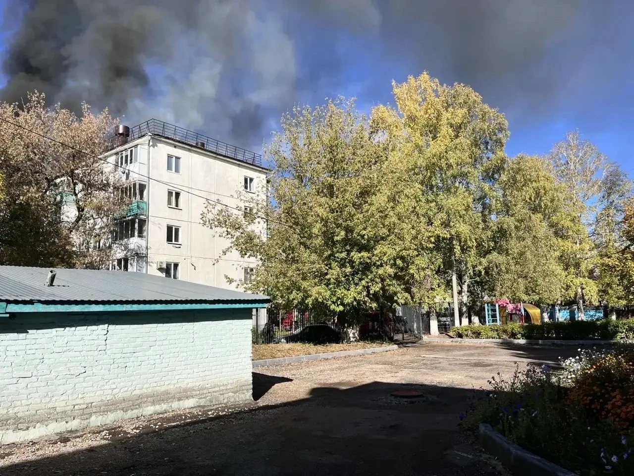 В Уфе на улице Зорге произошло возгорание кровли дома. Пожарно-спасательные подразделен...