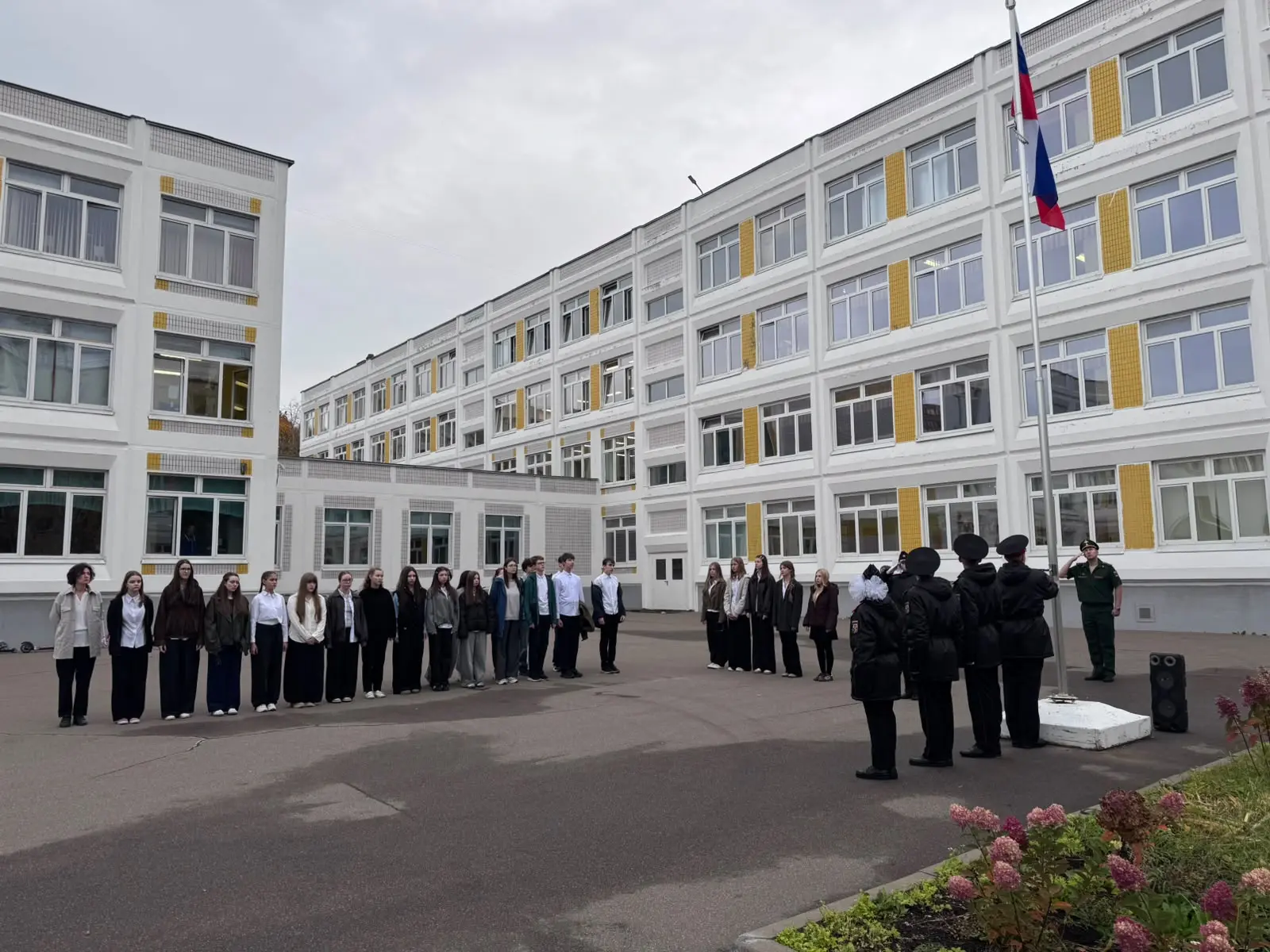 🏫 Торжественная линейка: поднятие флага и «Разговоры о важном»