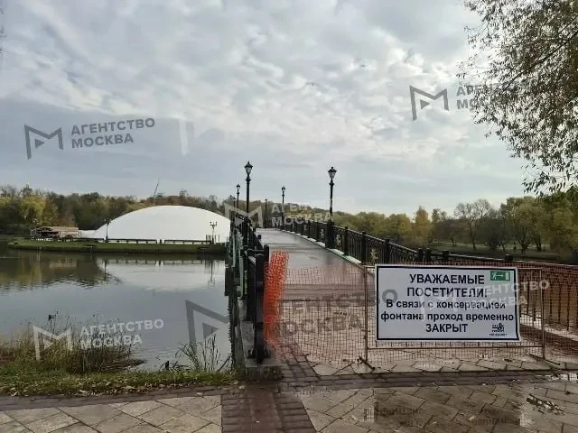Царицынский фонтан отправился на зимовку. Его уже накрыли белым куполом.