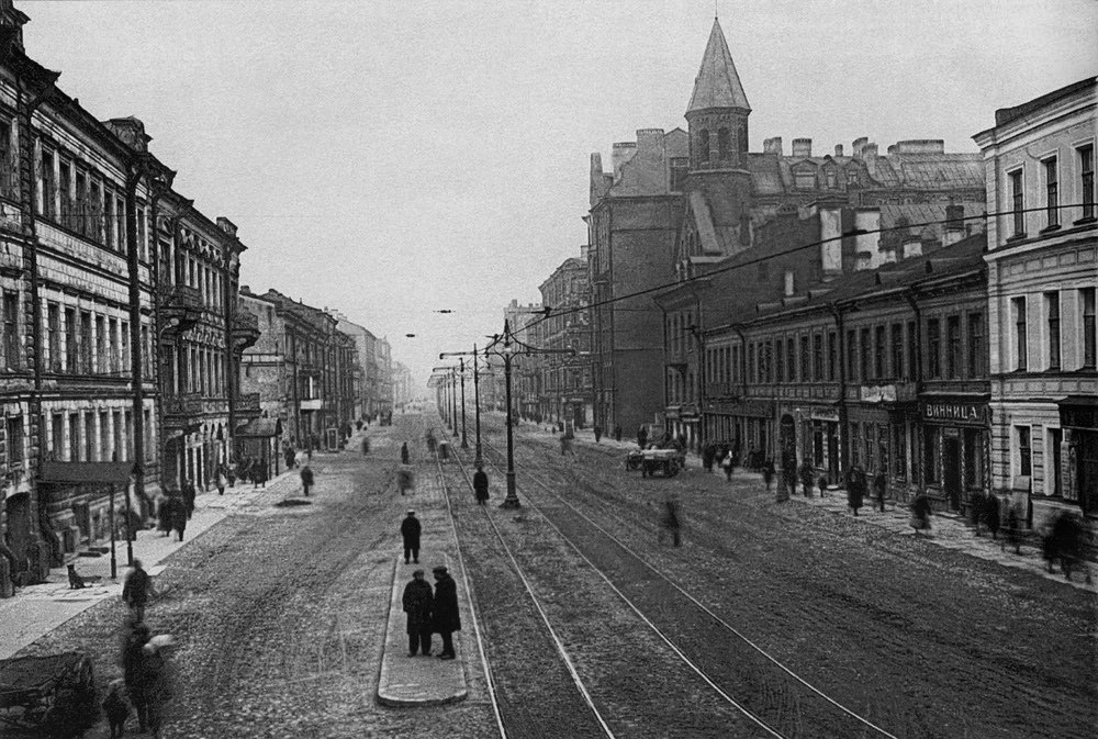 Как мало машин. И ни одного дерева...  Улица Декабристов, 1930 г.
